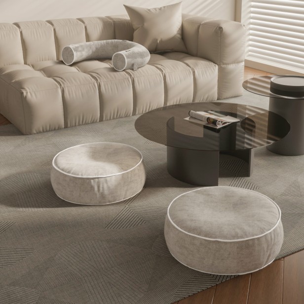 Sofa z pasami, jako pufy w salonie.