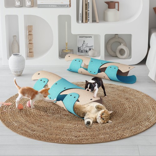 Koty i pies bawiące się w salonie w Koci Tunel Z Filcu