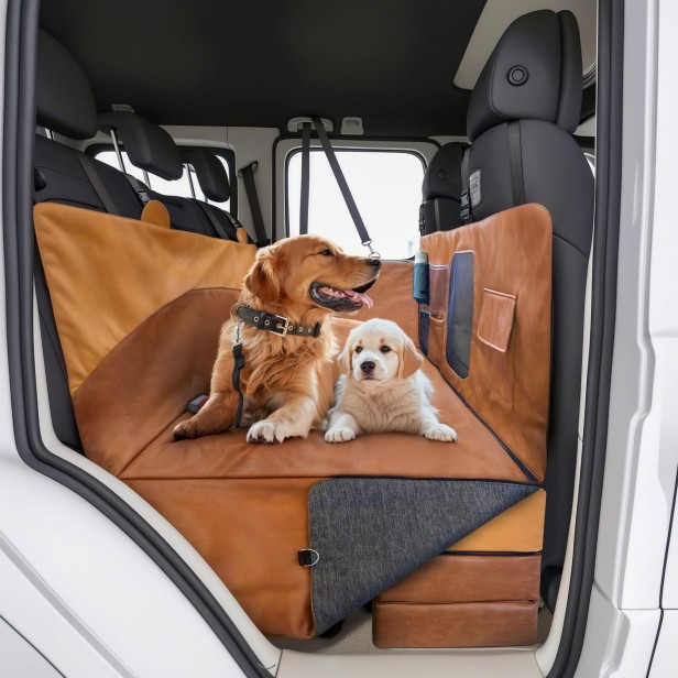 Dwa psy leżące w aucie na Macie  Ochronnej na Tylne Siedzenie Samochodu