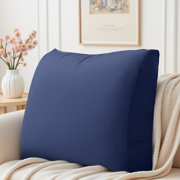 Wielofunkcyjna Poduszka na Kanapę Granatowa, aranżacja w salonie na kanapie.