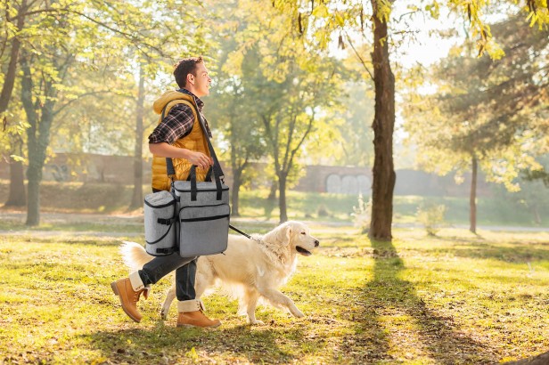 Mężczyzna na spacerze z psem z Torbą Podróżną dla Zwierząt