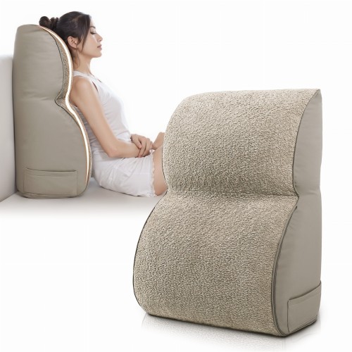 Kobieta opierająca się o Poduszkę do Sofy Modułowej.