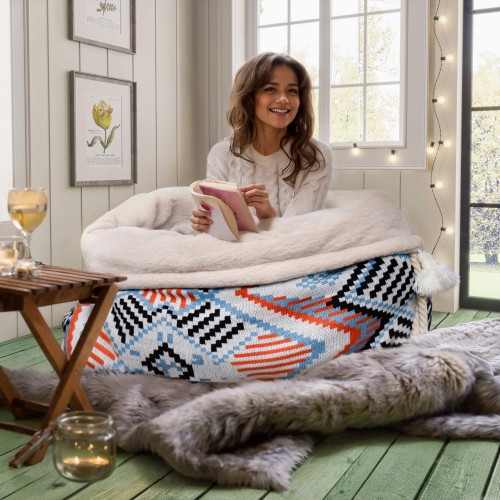 Kobieta relaksująca się w Kokonie Relaksacyjnym