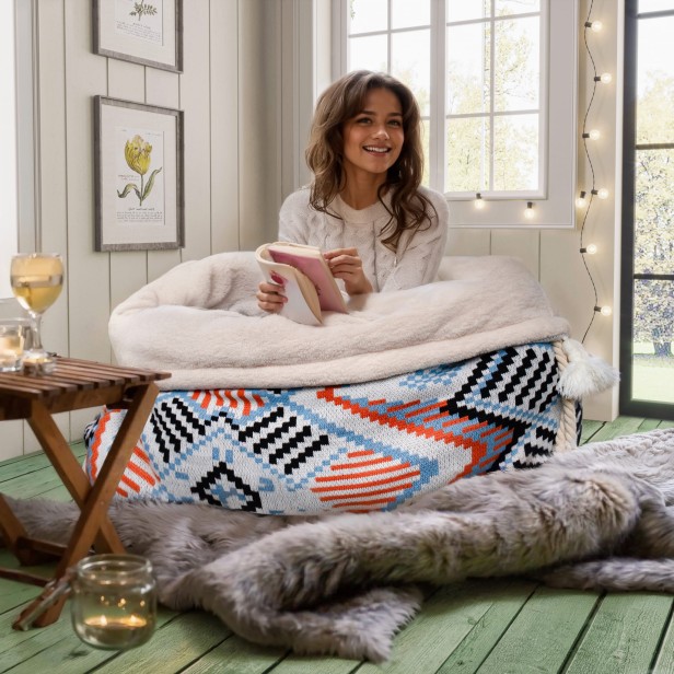 Kobieta relaksująca się w Kokonie Relaksacyjnym