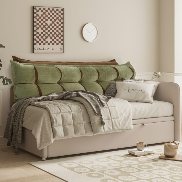 Poduszka Zagłówkowa ze Schowkiem Zielono-Pomarańczowa, aranżacja na kanapie w salonie.