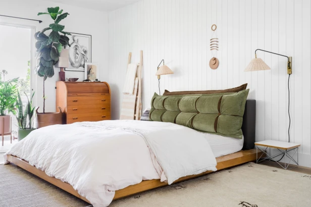 Poduszka Zagłówkowa ze Schowkiem Zielono-Pomarańczowa, aranżacja w sypialni na łóżku.