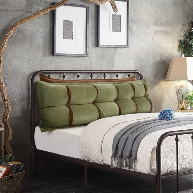 Poduszka Zagłówkowa ze Schowkiem Zielono-Pomarańczowa, aranżacja  w sypialni na łóżku.