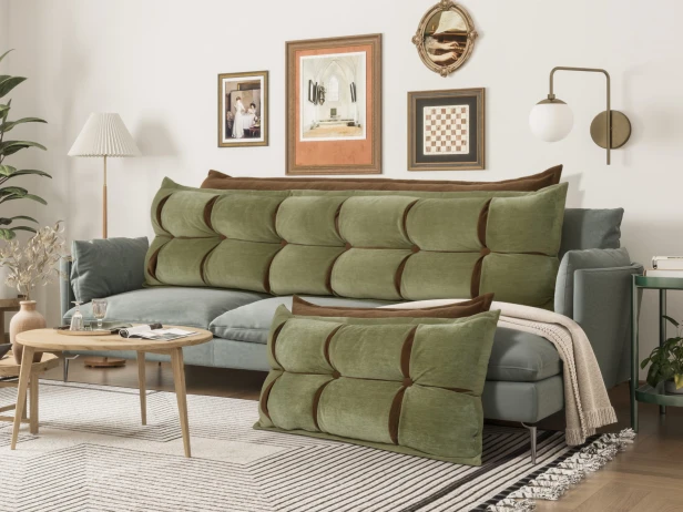 Poduszka Zagłówkowa ze Schowkiem Zielono-Pomarańczowa, aranżacja w salonie na kanapie.