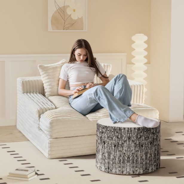 Kobieta opierająca nogi o Owalny Stołek Geometryczny Ciepłe Drzewo