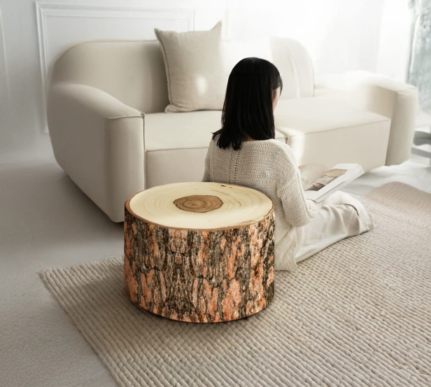 Kobieta opierająca się o Owalny Stołek Geometryczny Ciepłe Drzewo