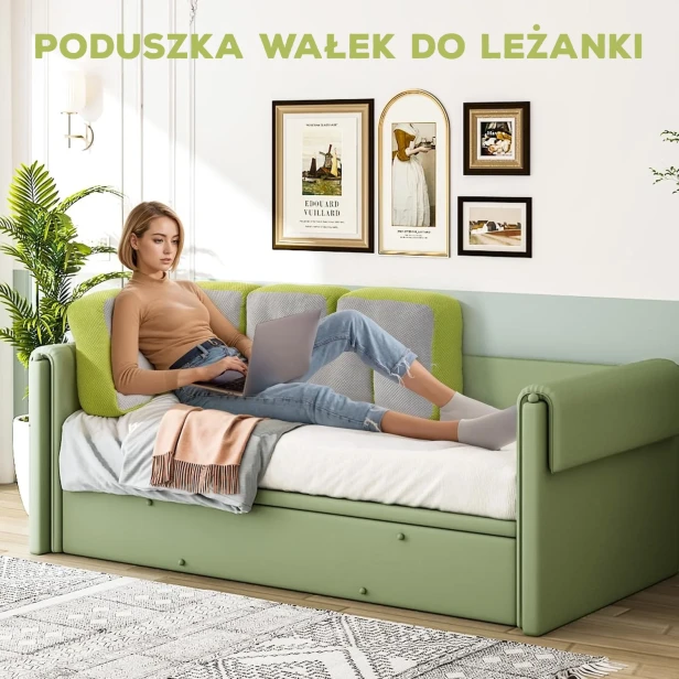 Młoda kobieta w beżowym swetrze i jeansach, siedzi oparta o Oparcie na Zagłówek "Snake" pracując na laptopie.