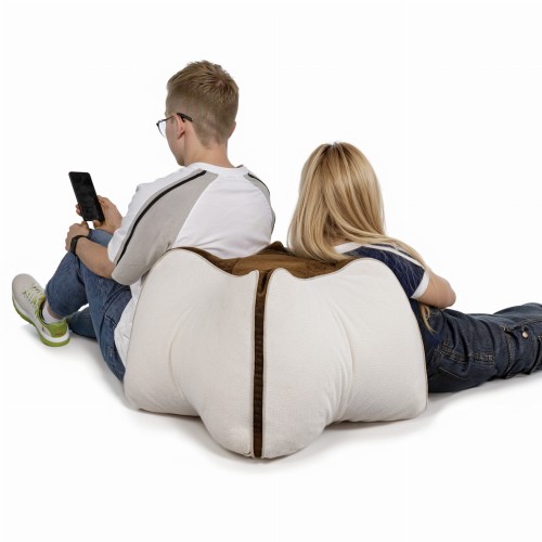 Poduszka podtrzymująca Gwiazda, para opierająca się o poduszkę.