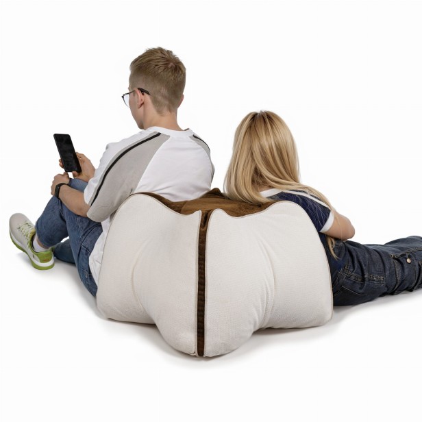 Poduszka podtrzymująca Gwiazda, para opierająca się o poduszkę.