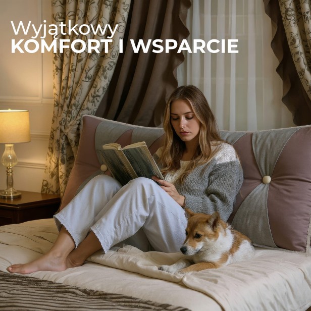 Kobieta siedząca na łóżku z psem opierająca się o Poduszka Aksamitna w Stylu Vintage Różowa