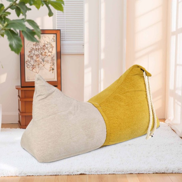 Leżak Typu Banan, aranżacja w salonie na dywanie.