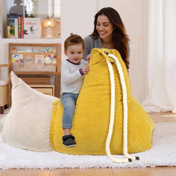 mama z małym chłopcem korzystający z Leżaka Typu Banan