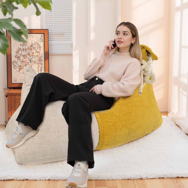 Kobieta siedząca na Leżaku Typu Banan