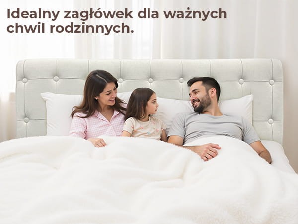 Szczęśliwa, trzyosobowa rodzina w łóżku używając Zagłówek Pikowany z Guzikami