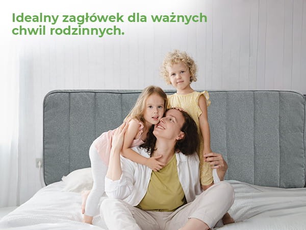 rodzina korzystająca na łóżku z Zagłówek Tapicerowany Szary
