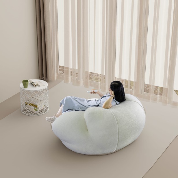 Kobieta leżąca na Wygodna Sofa Typu "Pufa"