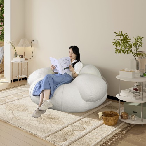 Kobieta leżąca na Wygodna Sofa Typu "Pufa"