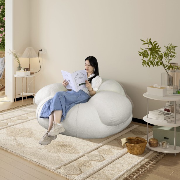 Kobieta leżąca na Wygodna Sofa Typu "Pufa"