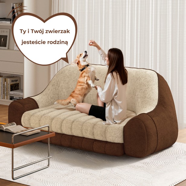 kobieta siedząca z psem na Kanapa Komfort, aranżacja w salonie