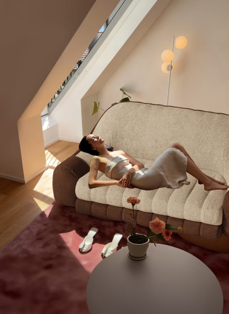 kobieta leżąca na Kanapa Komfort, aranżacja w salonie