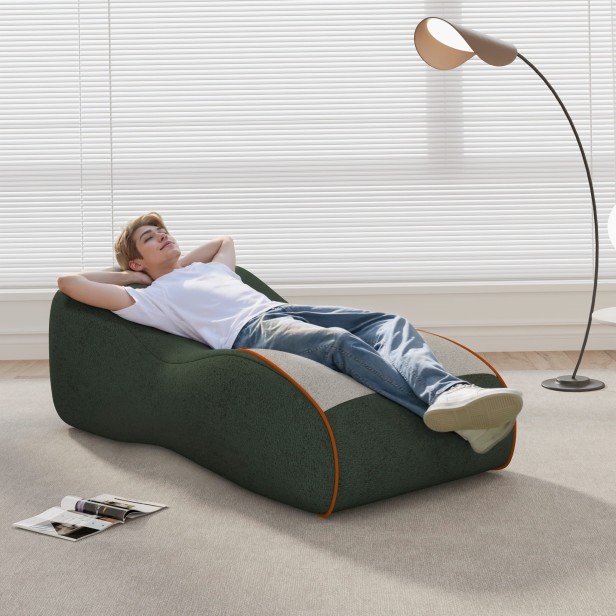 Mężczyzna leżący na Leżak Zero Grawitacji