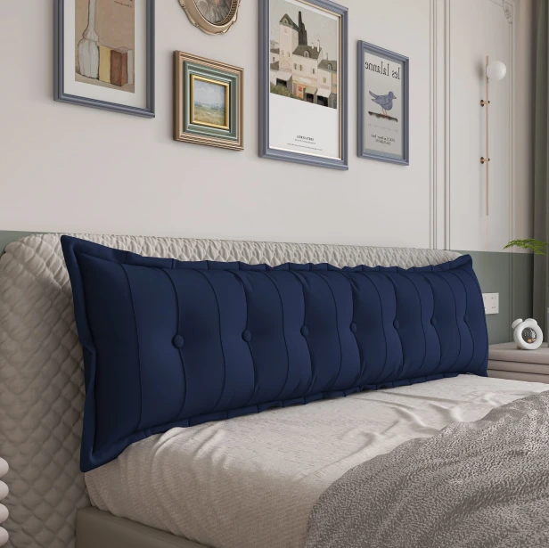 Prostokątna Poduszka do Oparcia Pleców – Bawełna granatowa. Aranżacja w sypialni na łóżku.