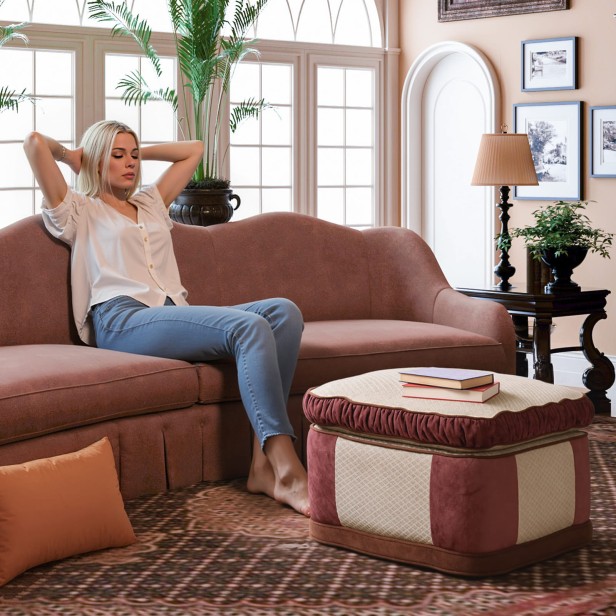 Podnóżek wypoczynkowy, aranżacja w salonie.