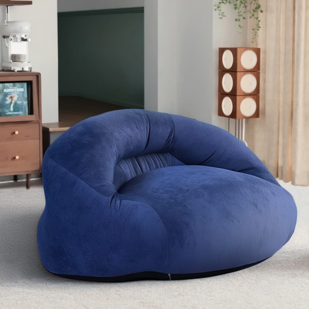 Pufa/Fotel Worek Niebieski, aranżacja w salonie.