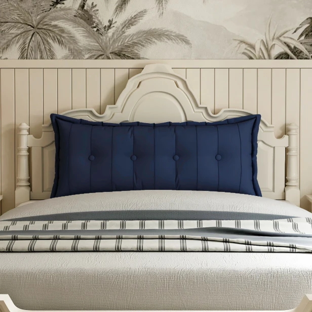 Prostokątna Poduszka do Oparcia Pleców – Bawełna Ggranatowa. Aranżacja w sypialni na łóżku.