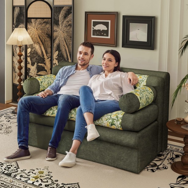 Para siedząca na Sofie Typu Loveseat