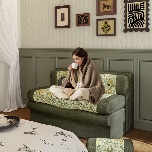 Kobieta siedząca pod kocem z herbatą na Sofie Typu Loveseat