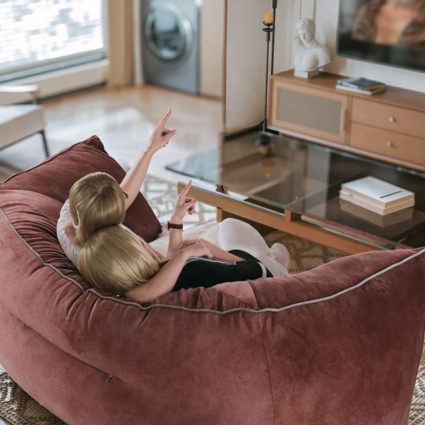 Dwie kobiety siedzące na Komfortowej Sofie do Relaksu