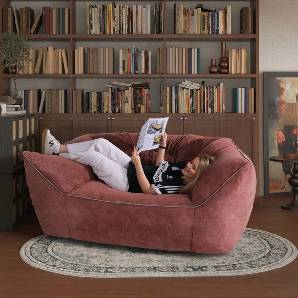 Kobieta leżąca na Komfortowej Sofie do Relaksu.