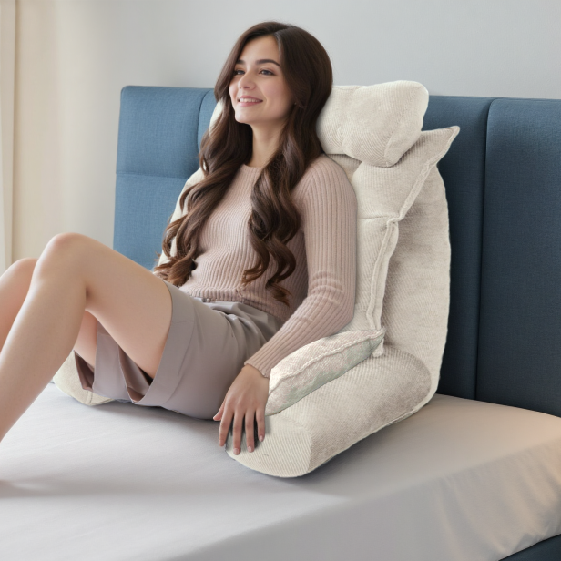Kobieta opierająca się o  Poduszkę Wspierającą Do Łóżka z Podłokietnikami Beżowa