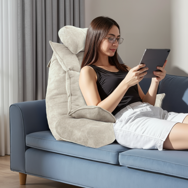 Kobieta opierająca się o  Poduszkę Wspierającą Do Łóżka z Podłokietnikami Beżowa