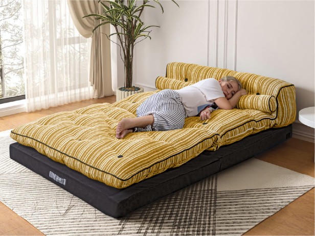 Kobieta śpiąca na Kanapie Funkcyjnej Wypoczynkowej w sypialni.