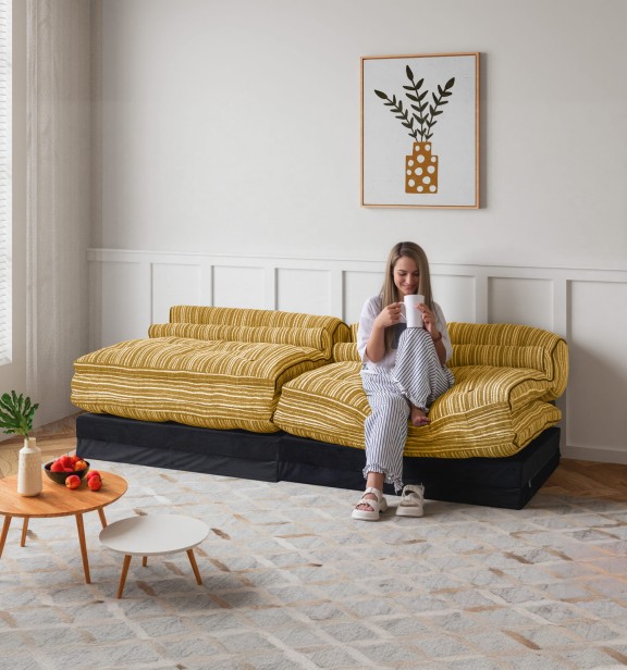 Kobieta siedząca na Kanapie Funkcyjnej Wypoczynkowej.