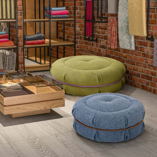 Pufa Makaronik Niebieska, aranżacja w salonie.