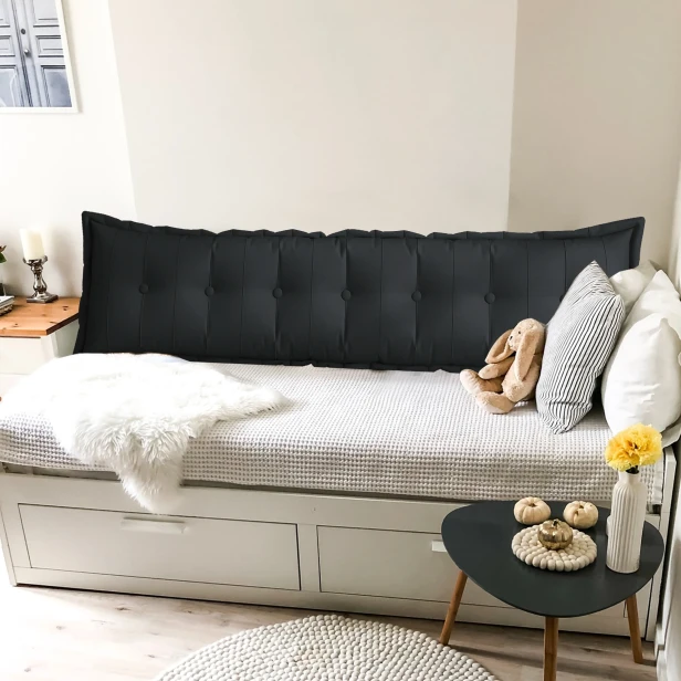 Prostokątna Poduszka do Oparcia Pleców – Bawełna Czarna. Aranżacja na leżance w salonie.