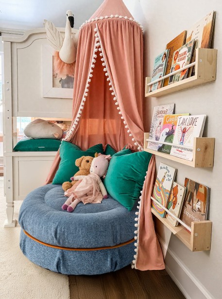 Pufa Makaronik Niebieska, aranżacja w pokoju dziecięcym.