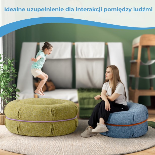 Dziewczynka skacząca na pufie i kobieta siedząca obok na Pufa Makaronik Niebieska