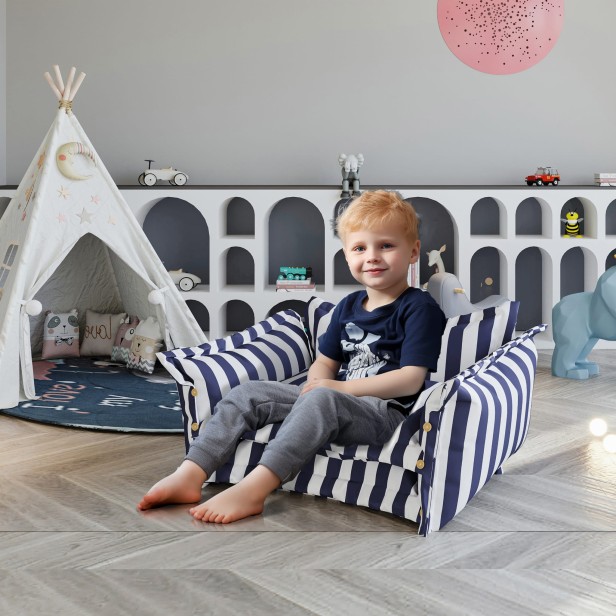 Chłopiec siedzący na Wielofunkcyjnej Sofie z Poduszek Podłogowych w pokoju dziecięcym.