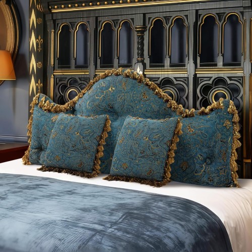 Królewski Zestaw Wygodnych Poduszek z Motywem Kwiatowym błękitny. Aranżacja na łóżku w sypialni.