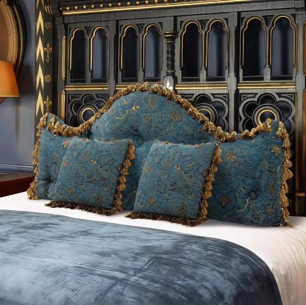 Królewski Zestaw Wygodnych Poduszek z Motywem Kwiatowym Niebieski. Aranżacja na łóżku w sypialni.