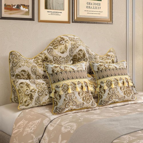 Królewski Zestaw Wygodnych Poduszek z Motywem Kwiatowym Złoty. Aranżacja w sypialni na łóżku.