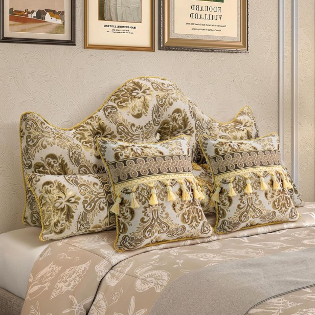 Królewski Zestaw Wygodnych Poduszek z Motywem Kwiatowym. Aranżacja na łóżku w sypialni.